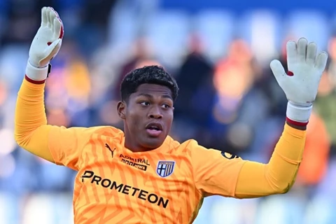 تقارير: مانشستر يونايتد يظهر اهتمامًا بحارس مرمى بارما